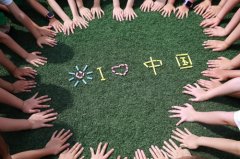 上海小学一至三年级、幼儿园开学：学生花样比心寄情思