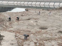 中煤伊犁能源组织清理水库漂浮垃圾